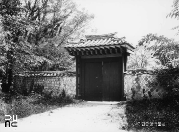 서울 경복궁 중 집경당 서남측 일각문 정측면