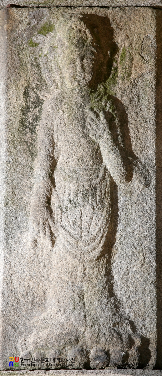 영주 부석사 무량수전 앞 석등 화사석 보살입상