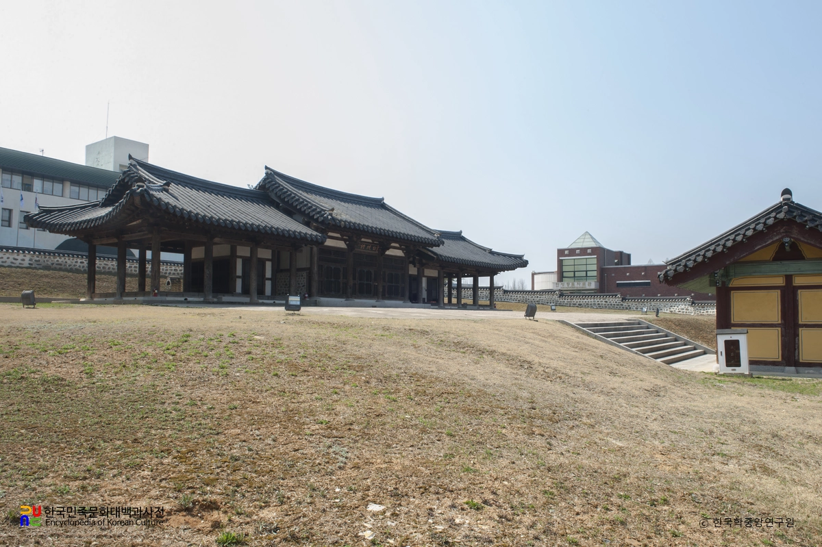안성객사 전경