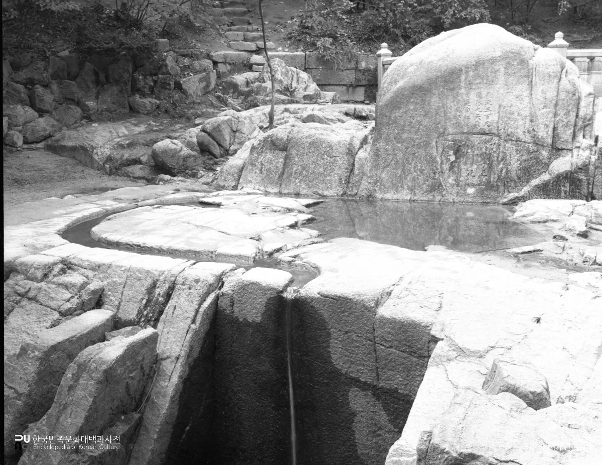 청덕궁의 옥류천 모습