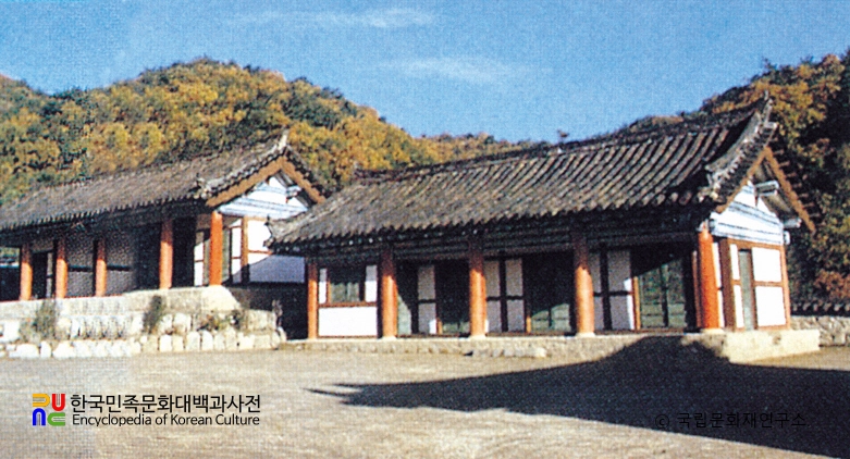 안악 삼성사 숙사와 양현당 측면