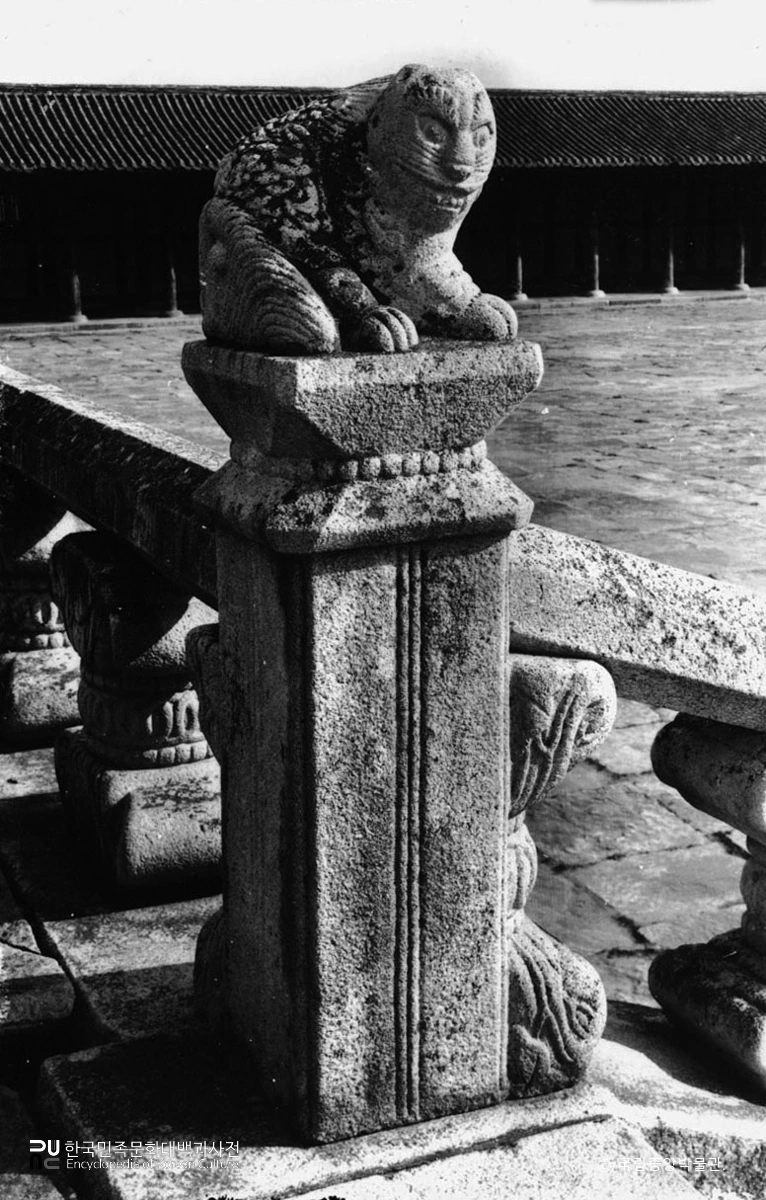 서울 경복궁 근정전 하월대 십이지상 중 호랑이상 우측면