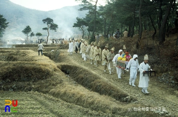 제수 운반(혼백) / 유월장