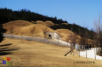 공주 송산리 고분군 중 무령왕릉 입구 우측면