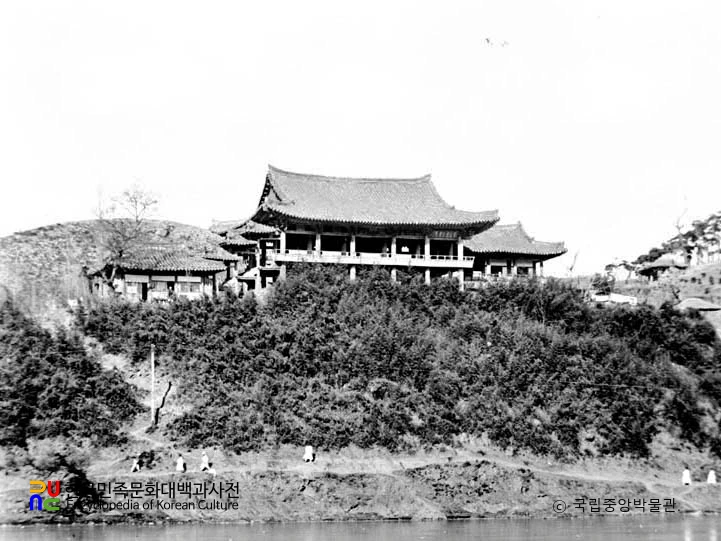 밀양 영남루 전경