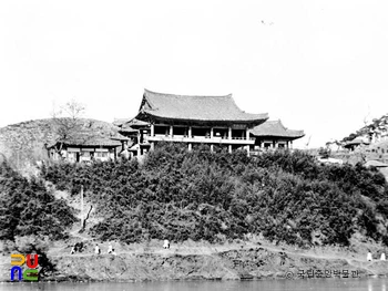 밀양 영남루 전경