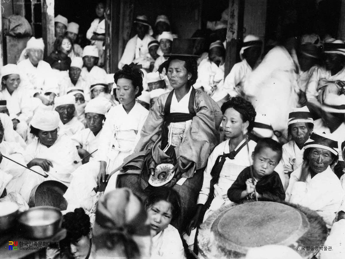 함경도 지방 굿하는 무녀