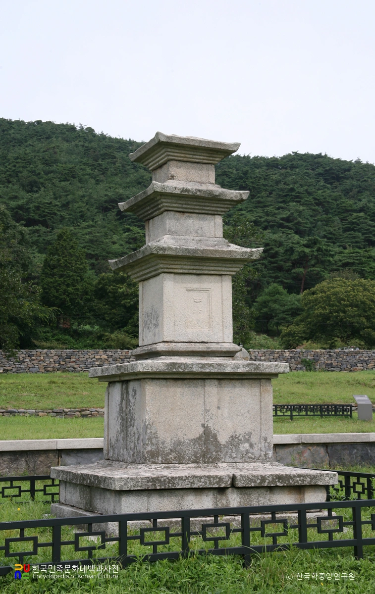 보령 성주사지 동 삼층석탑