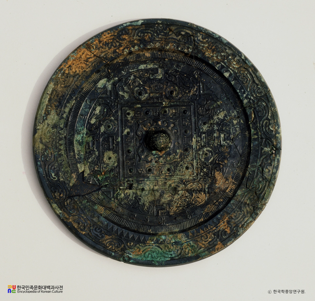 김해 양동리 널무덤 출토 구리거울