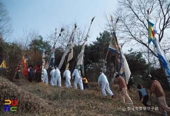 기지시 줄다리기 / 신을 받들고 제당으로 가는 모습