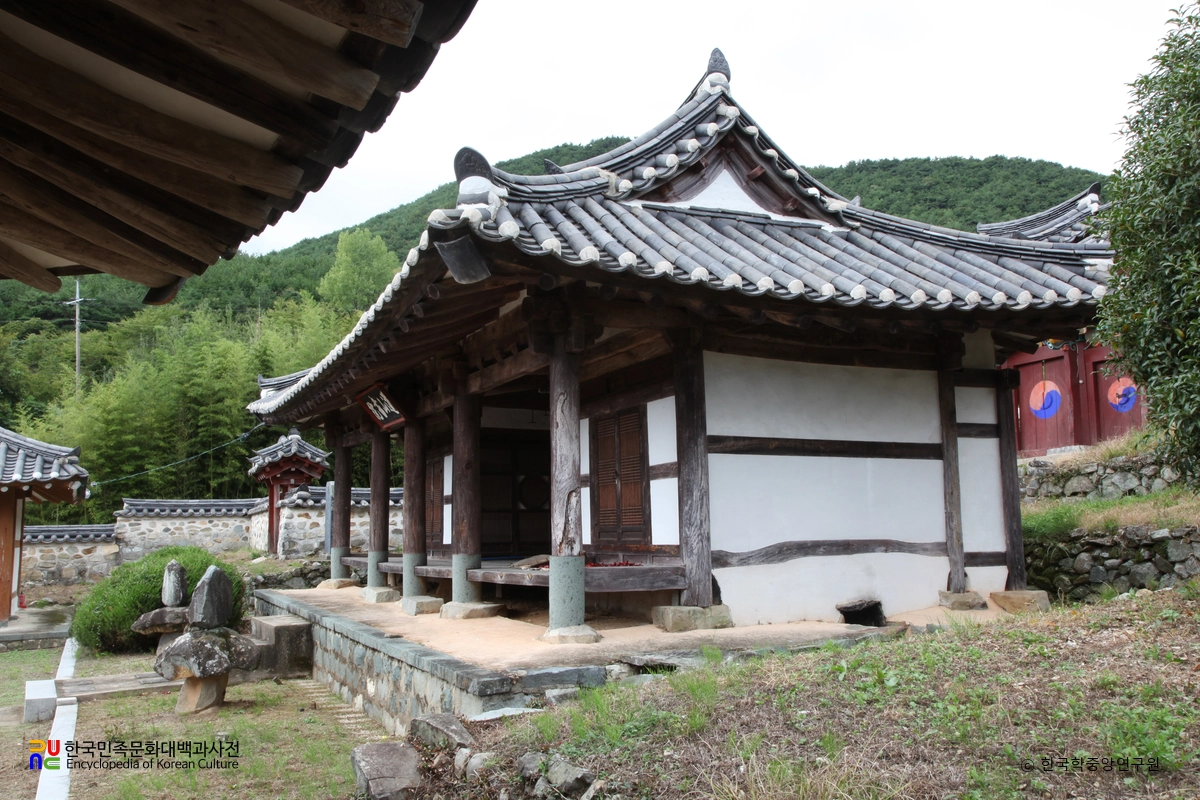경남 고성 도산서원 중 강당 좌측면