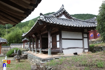 경남 고성 도산서원 중 강당 좌측면