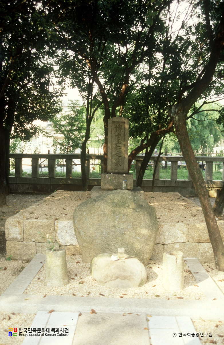 일본 왕인 묘 정면