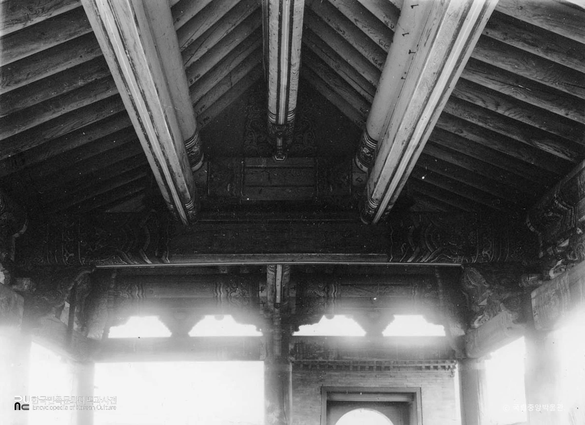 서울 경복궁 중 영추문 문루 내부 상부가구