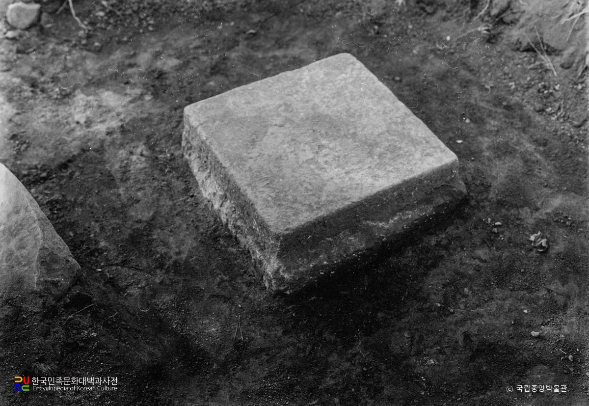 부여 군수리사지 초석 노출 상태