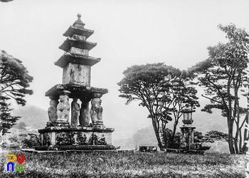 구례 화엄사 사사자 삼층석탑과 석등 우측면