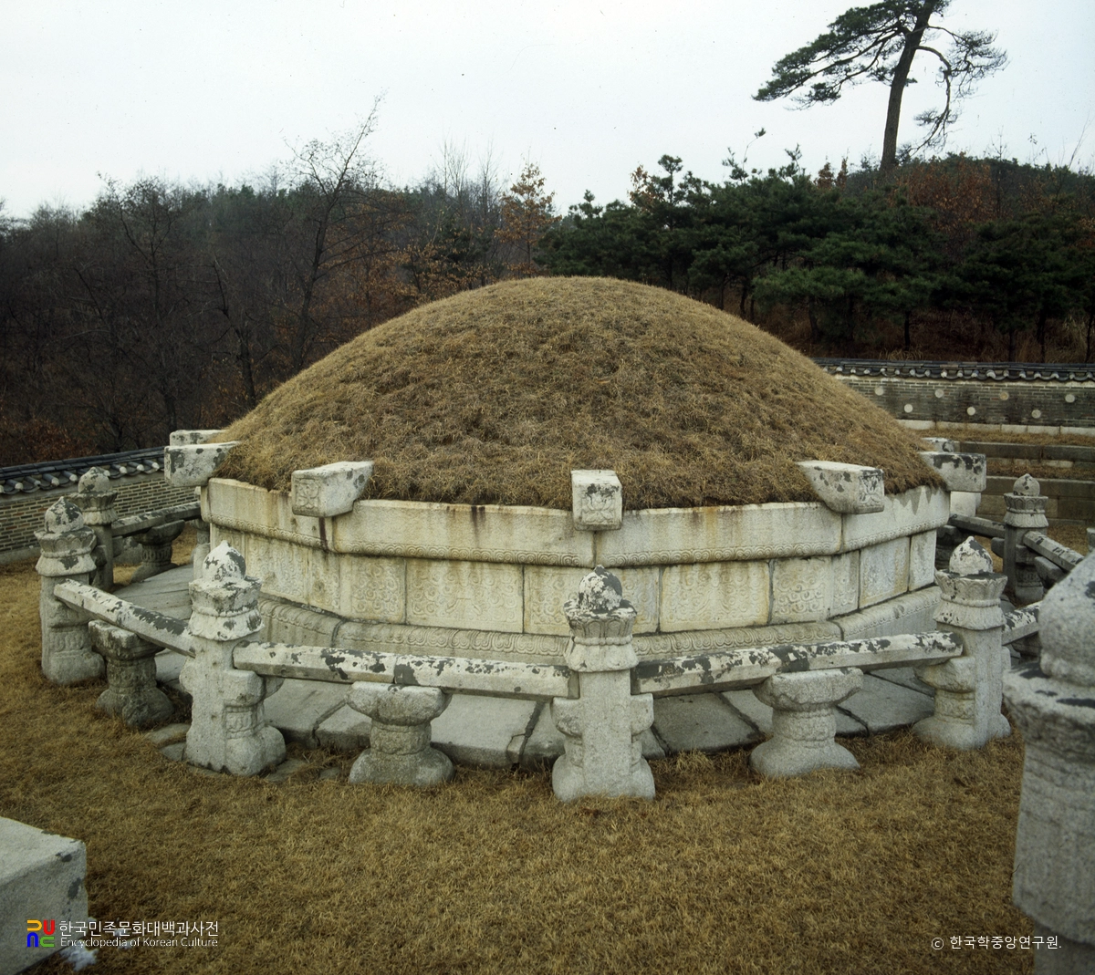 구리 동구릉 중 조선 선조와 의인왕후, 인목왕후 목릉 능침 좌측면