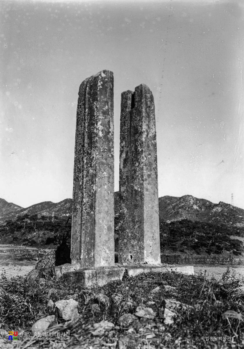 장단 불일사지 당간지주 측면