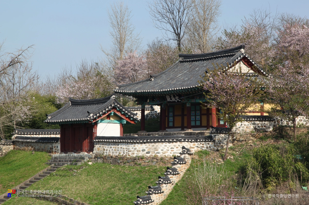 산청향교 대성전과 내삼문 정측면