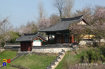 산청향교 대성전과 내삼문 정측면