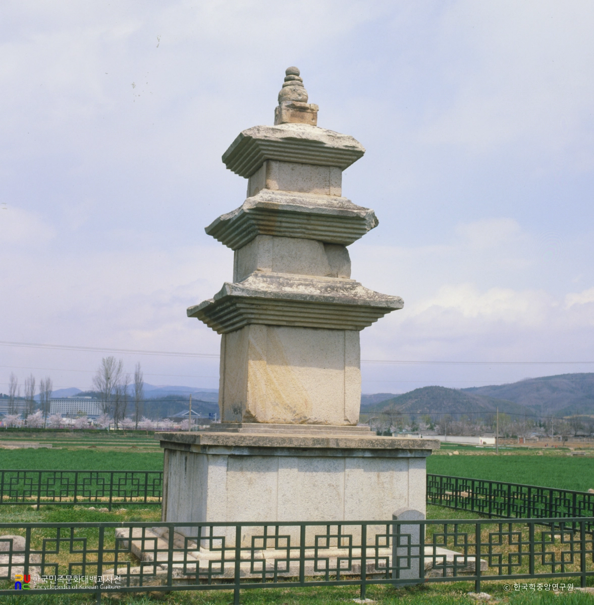 경주 천군동 동ㆍ서 삼층석탑 중 서삼층석탑 남면