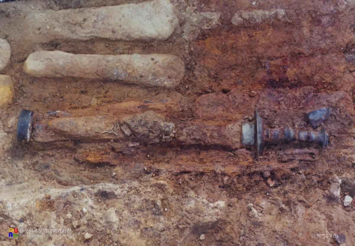 경주 사라리 유적 출토 유물 / 철제검 노출 모습