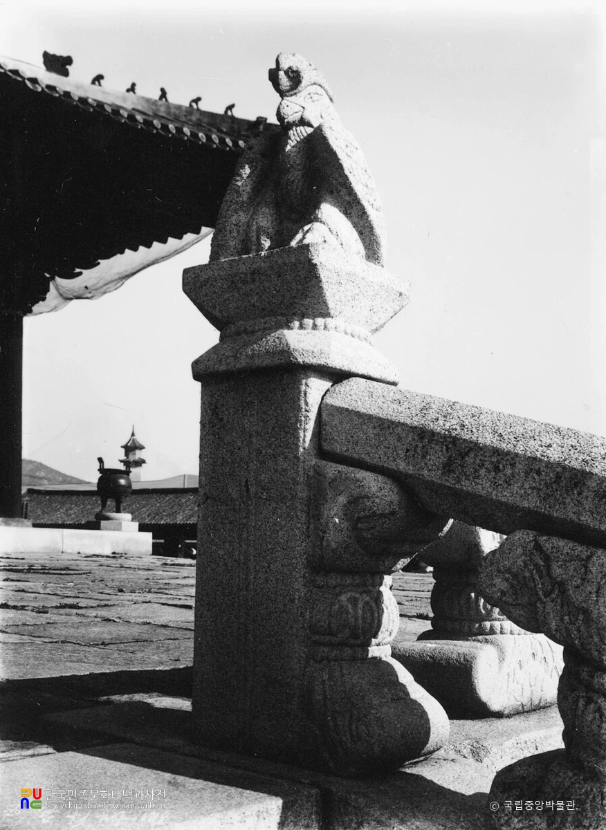 서울 경복궁 근정전 월대 사신상 중 주작상