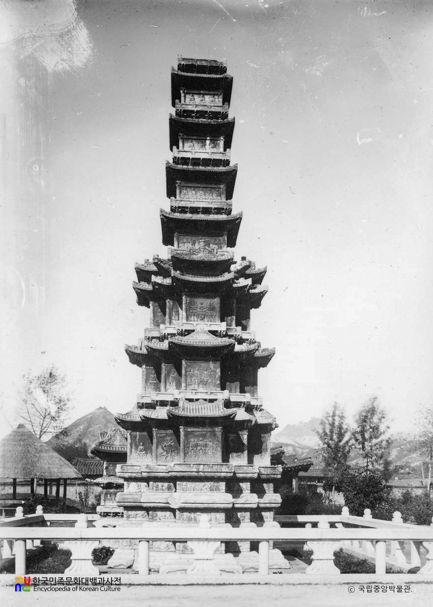 개성 경천사지 십층석탑 정면