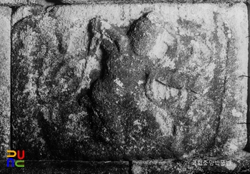 구례 화엄사 사사자 삼층석탑 후면 하부 기단의 천인상