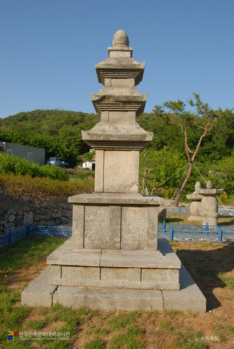 영광 신천리 삼층석탑 정면