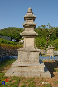 영광 신천리 삼층석탑 정면
