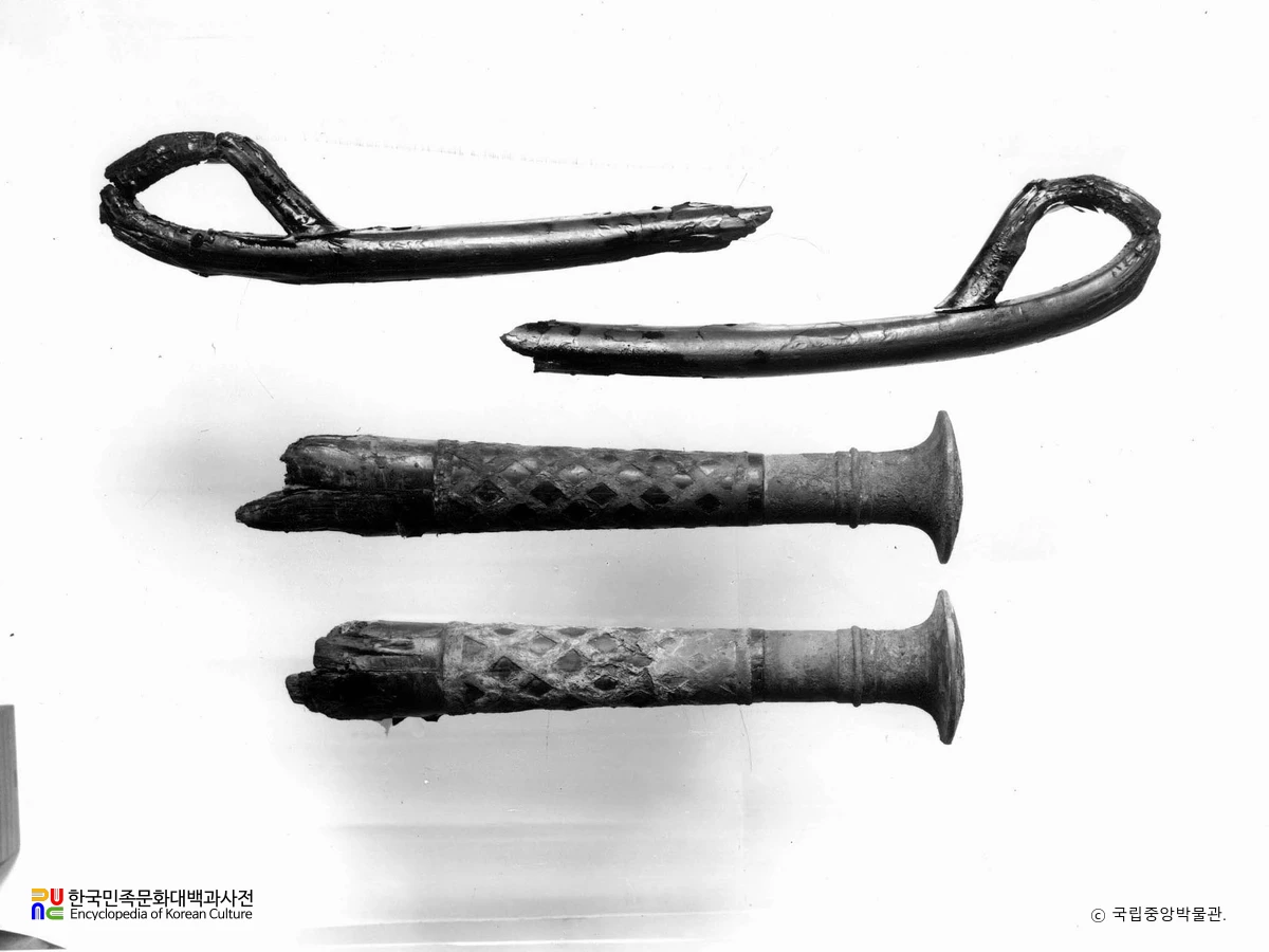 평남 대동 정백리 흑칠목제품 금동제입형동기