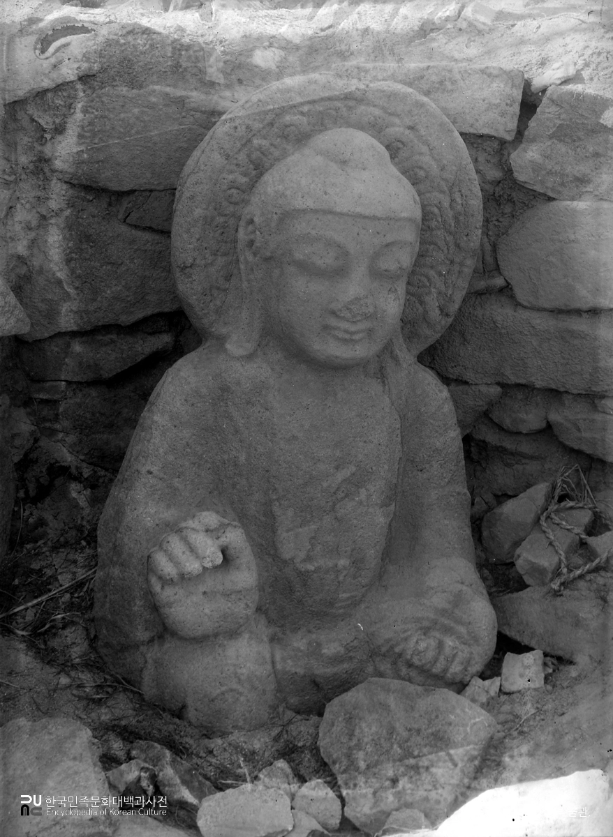 경주 남산 삼화령 석조삼존불 여래상