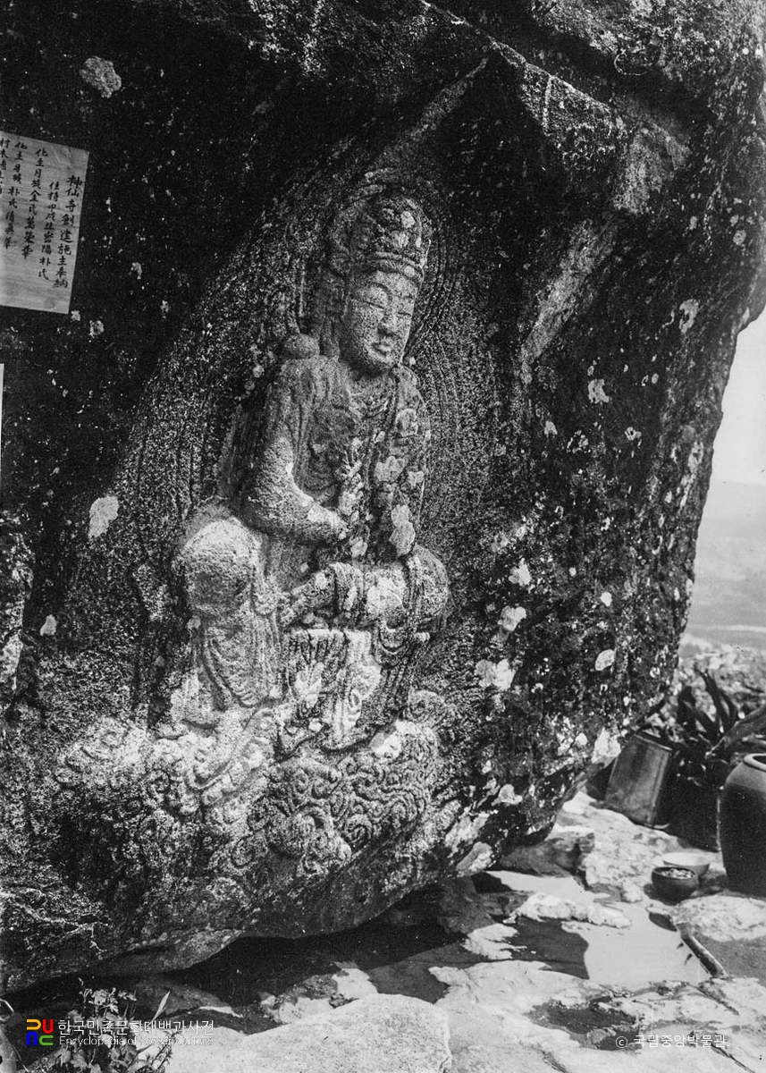 경주 남산 신선암 마애보살반가상