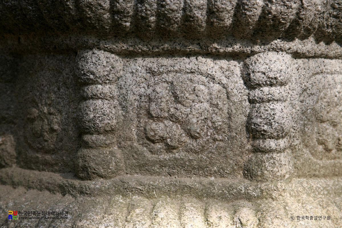 여주 신륵사 보제존자 석종 앞 석등