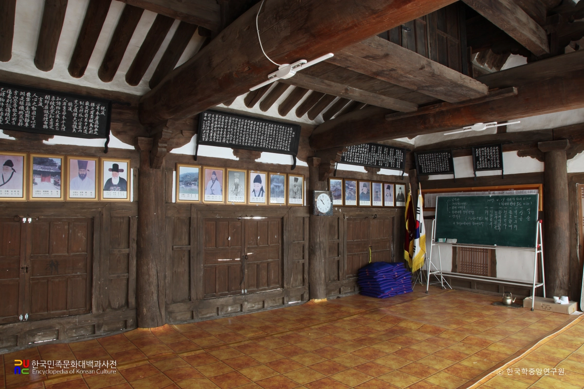 합천 합천향교 중 명륜당의 내부가구와 판문