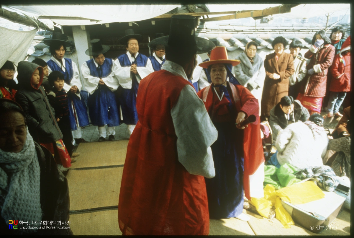 부군당굿 / 상산거리에서 공수주는 모습