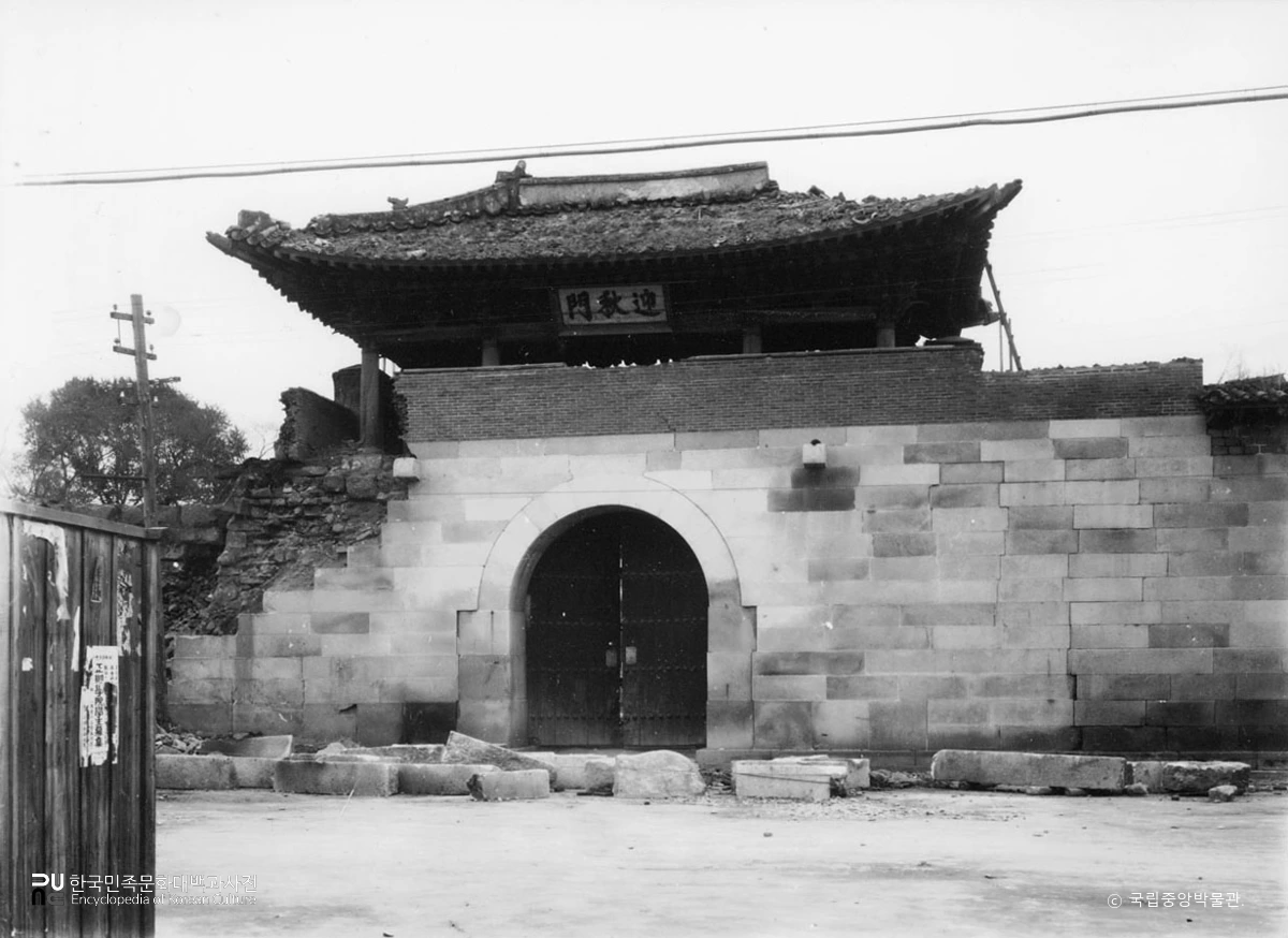 서울 경복궁 중 영추문 정면