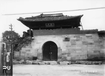 서울 경복궁 중 영추문 정면