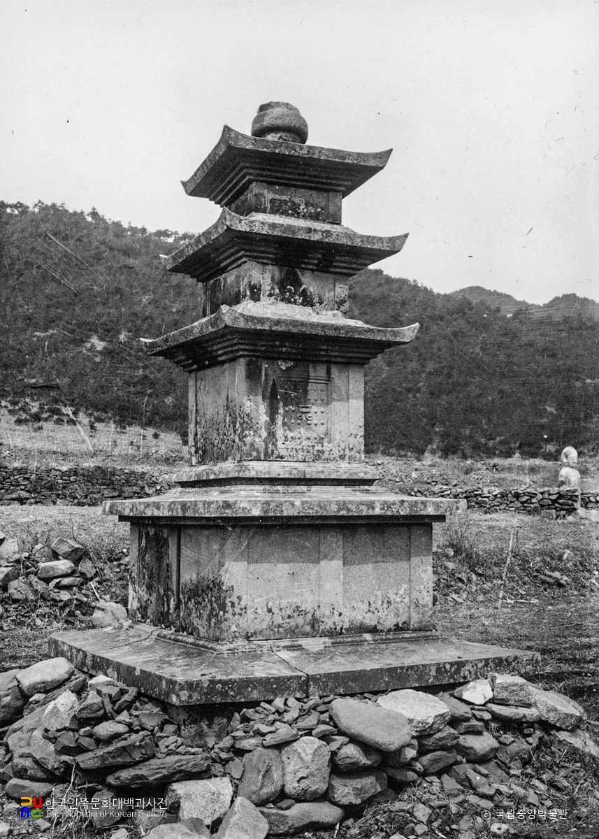 보령 성주사지 중앙삼층석탑 정측면