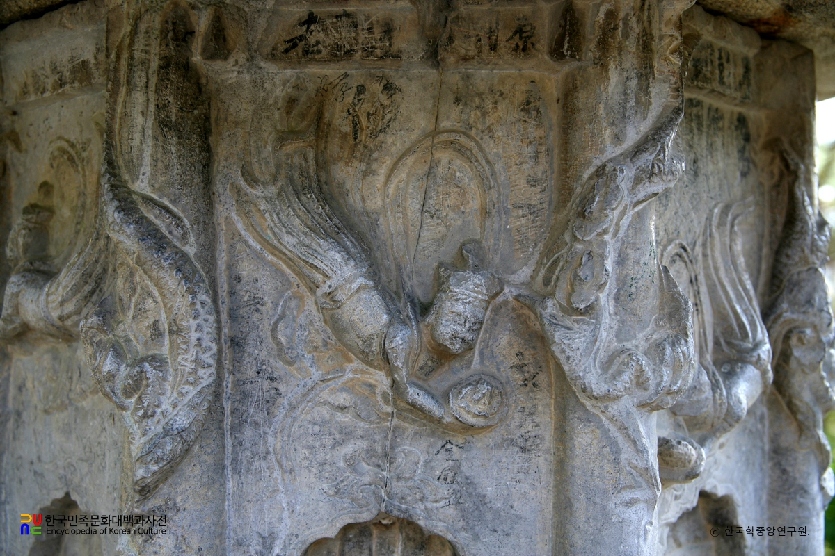 여주 신륵사 보제존자 석종 앞 석등