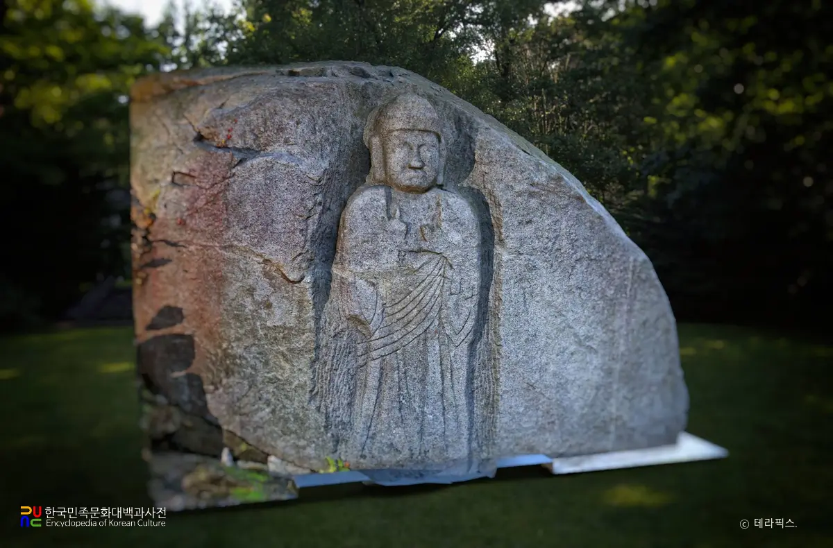 음성 미타사 마애여래입상 좌측 전경