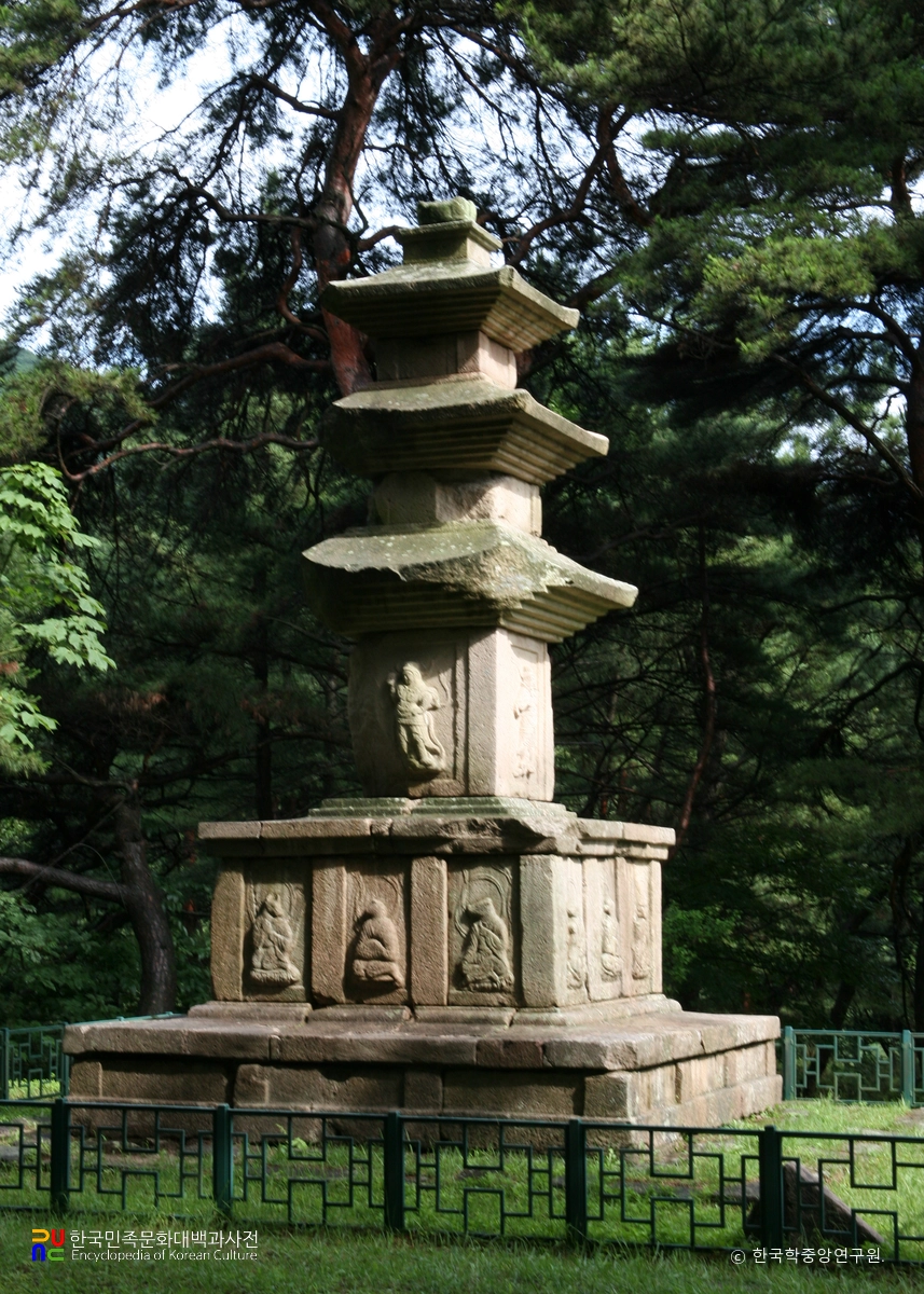 경주 원원사지 동ㆍ서 삼층석탑 중 동삼층석탑 남면