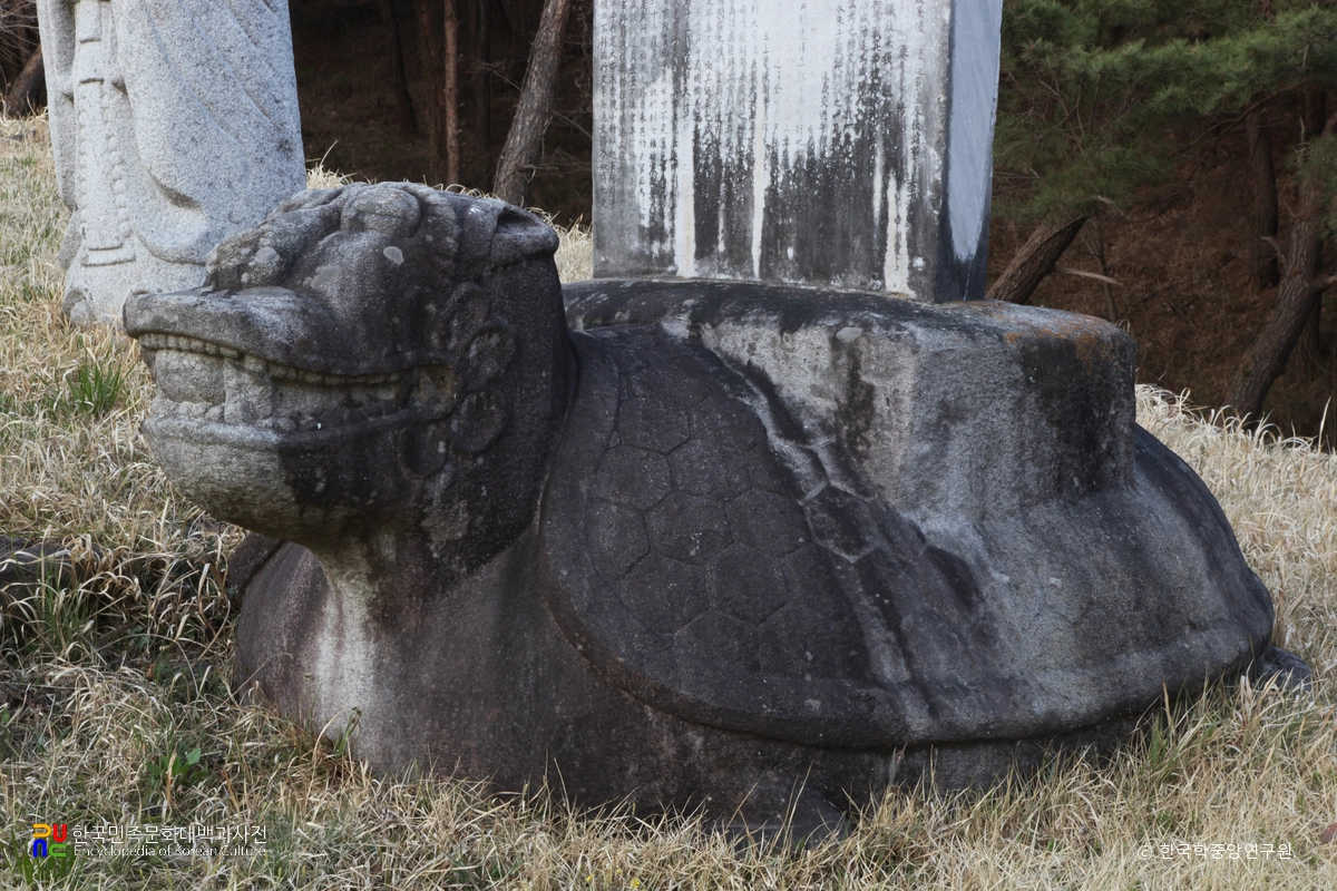 함양 평촌리 신고당 신도비의 귀부 우측면