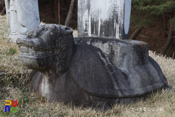 함양 평촌리 신고당 신도비의 귀부 우측면