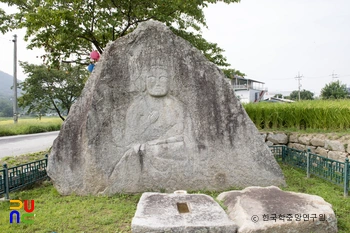 이천 장암리 마애보살반가상