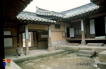 예산 김정희 선생 고택 안채 정측면