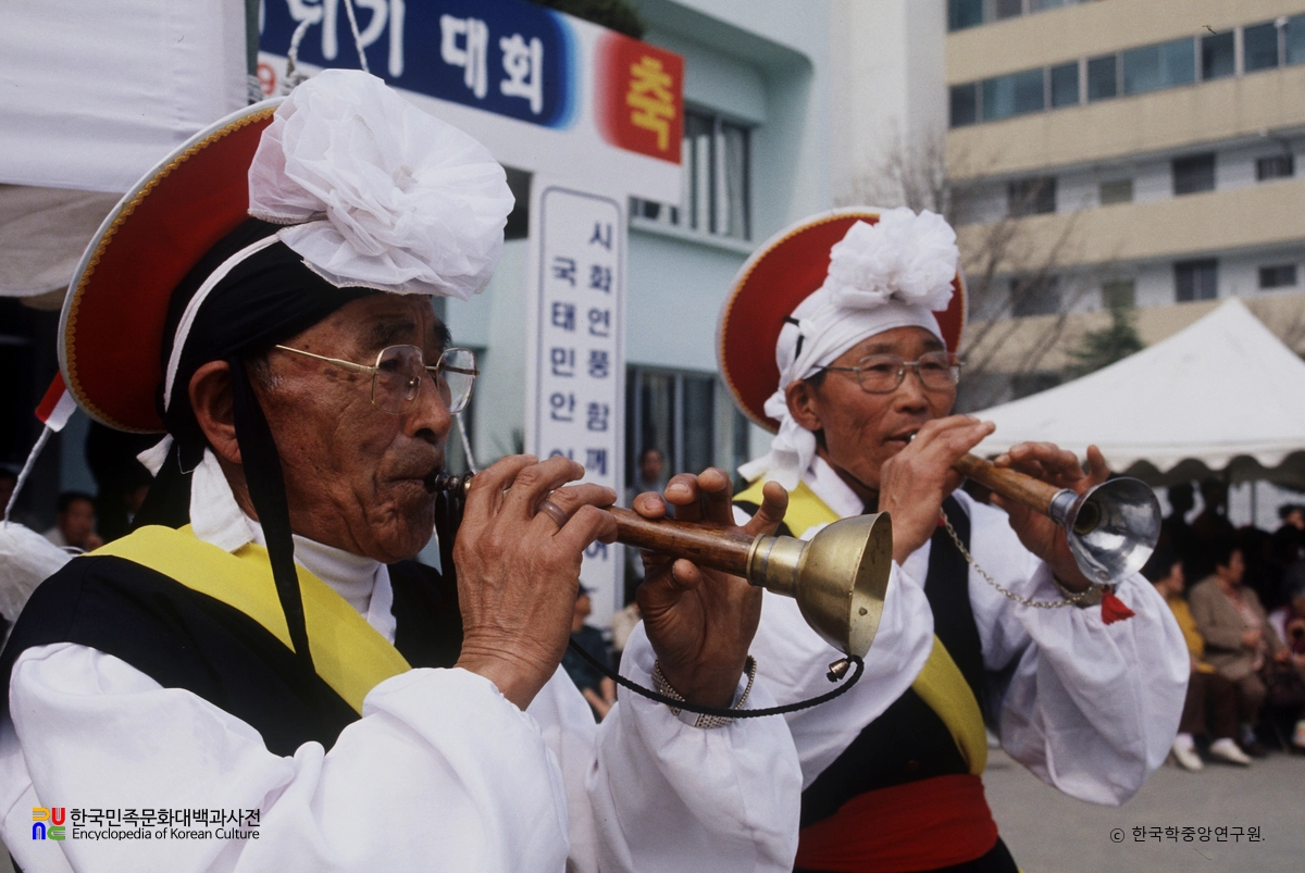 태평소 부는 모습