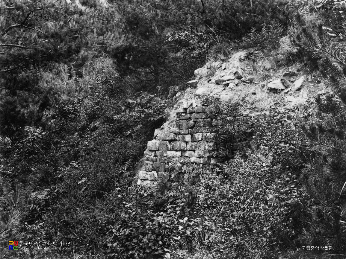 춘천 봉의산성 성벽 석루