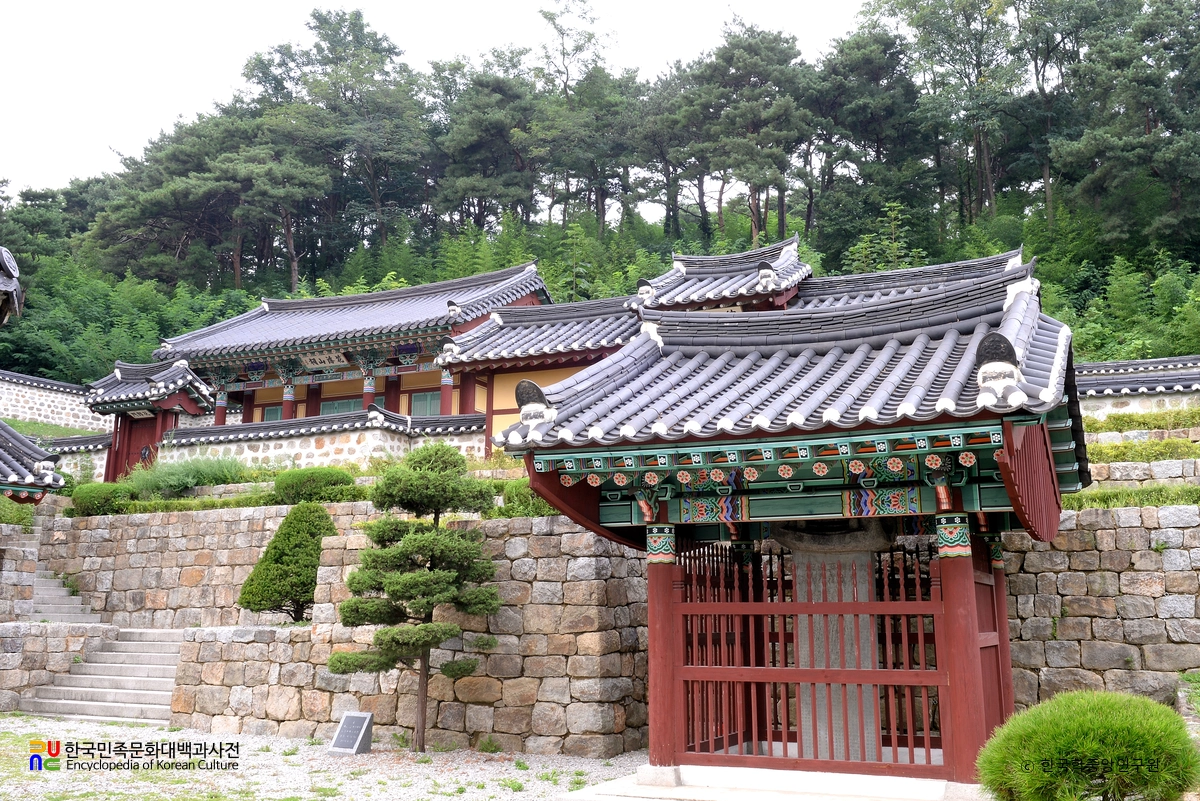 강릉 화부산사 중 비각과 일대 전경